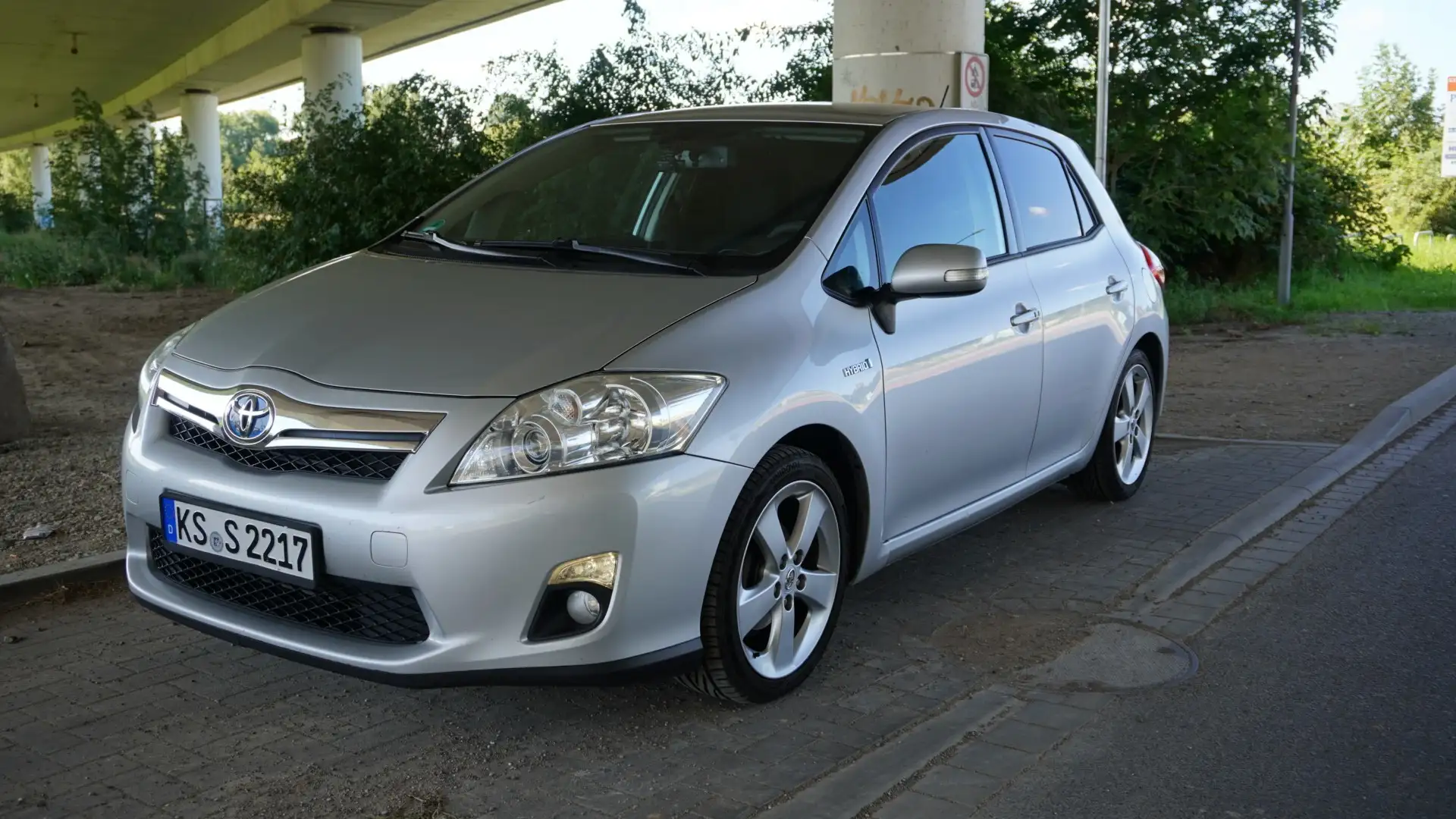 Toyota Auris 1.8 Hybrid Executive Silber - 1