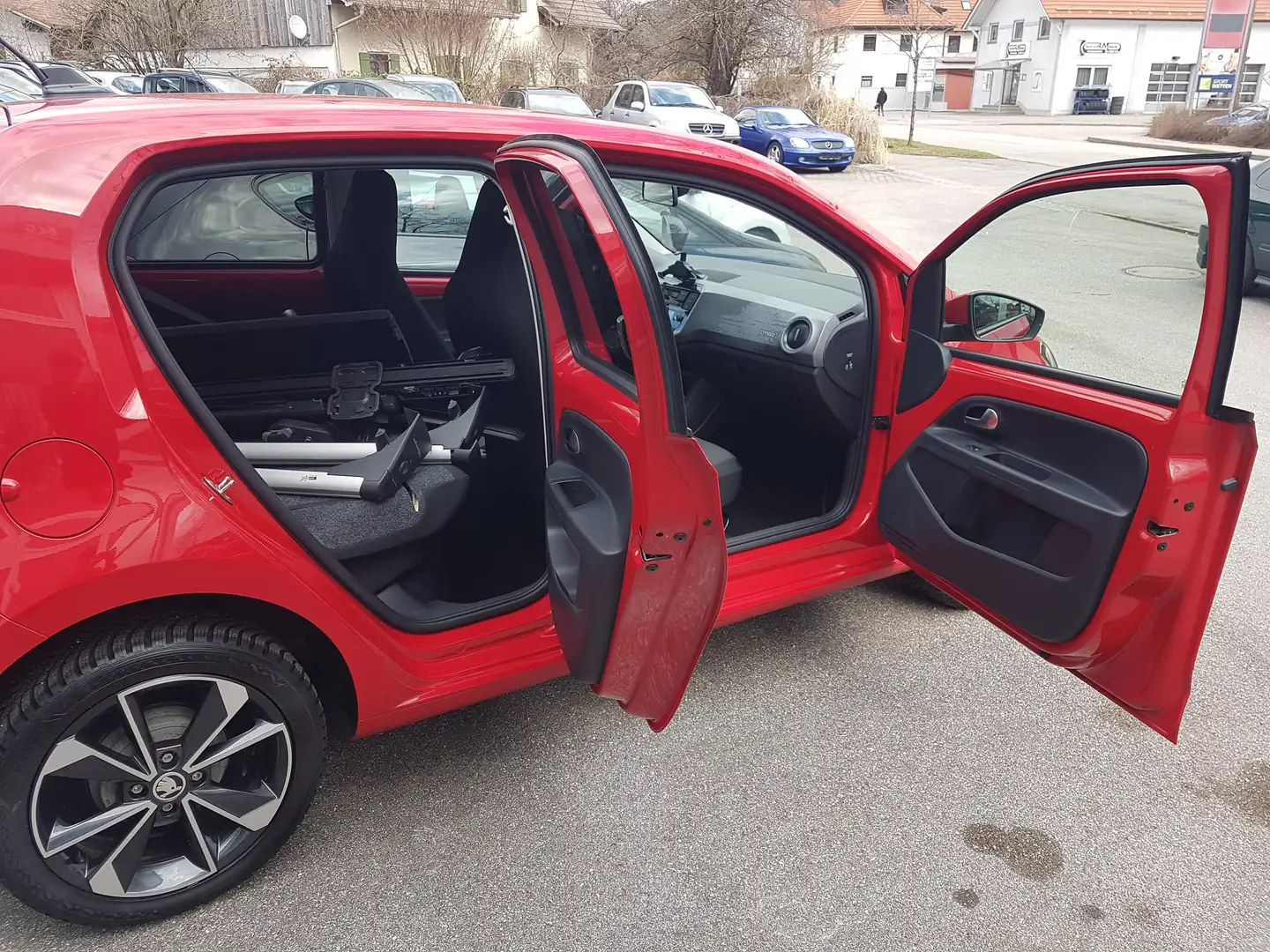 Skoda Citigo CITIGOe iV Style HU Juli 26 mit Dachträger Rouge - 2