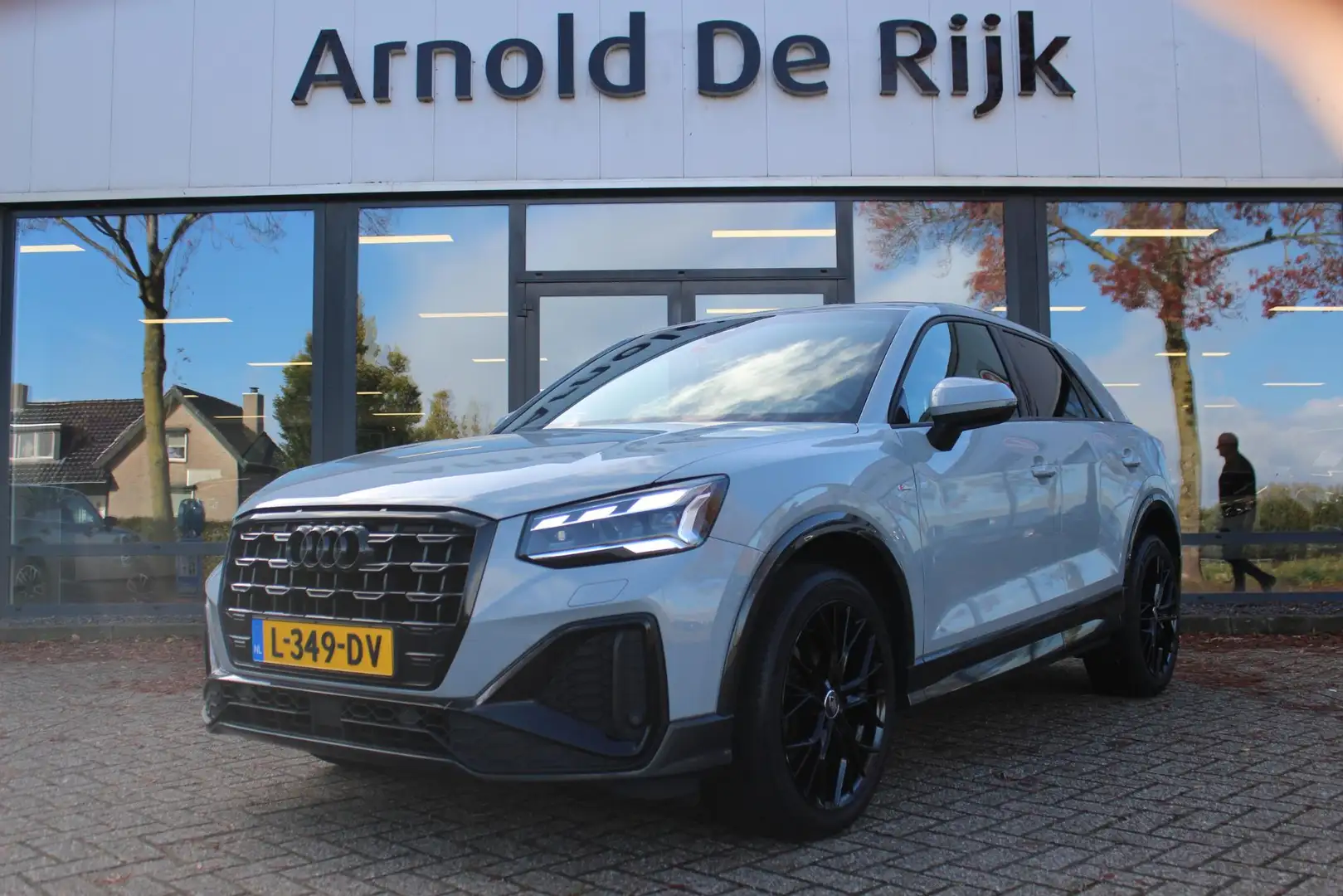 Audi Q2 35 TFSI S Edition Grijs - 1