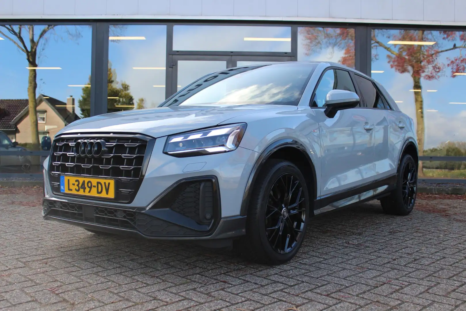 Audi Q2 35 TFSI S Edition Grijs - 2