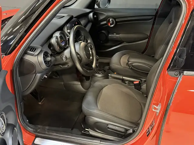 Mini Hatch view 6