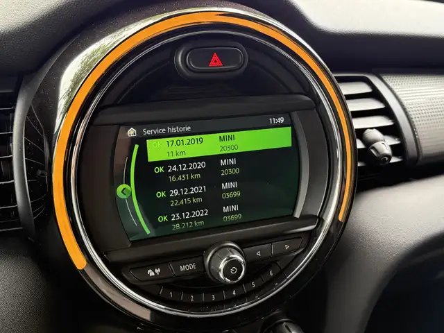Mini Hatch view 26