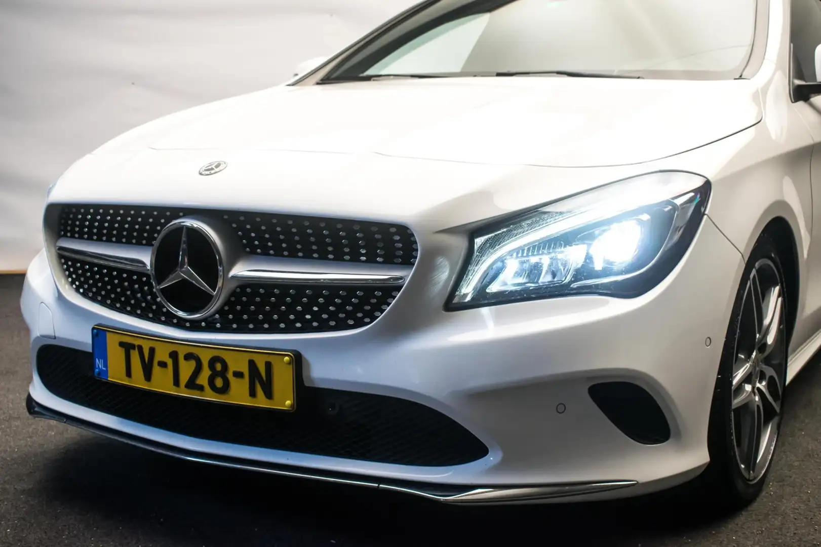 Mercedes-Benz CLA 180 Shooting Brake D AMG Line Upgrade Edition Automaat Wit - 2