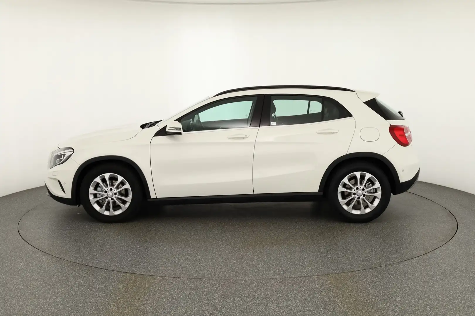 Mercedes-Benz GLA 200 7G-DCT Style Bi-Xenon Navi Sitzheizung Weiß - 2