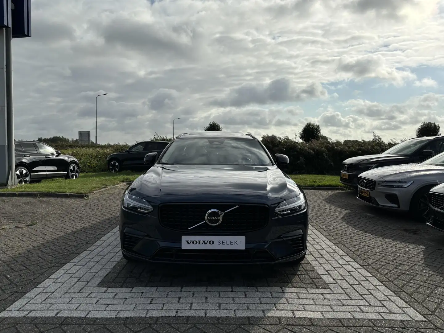 Volvo V90 T8 Plug-in hybrid AWD Ultra Dark | Trekhaak | Harm Blau - 2