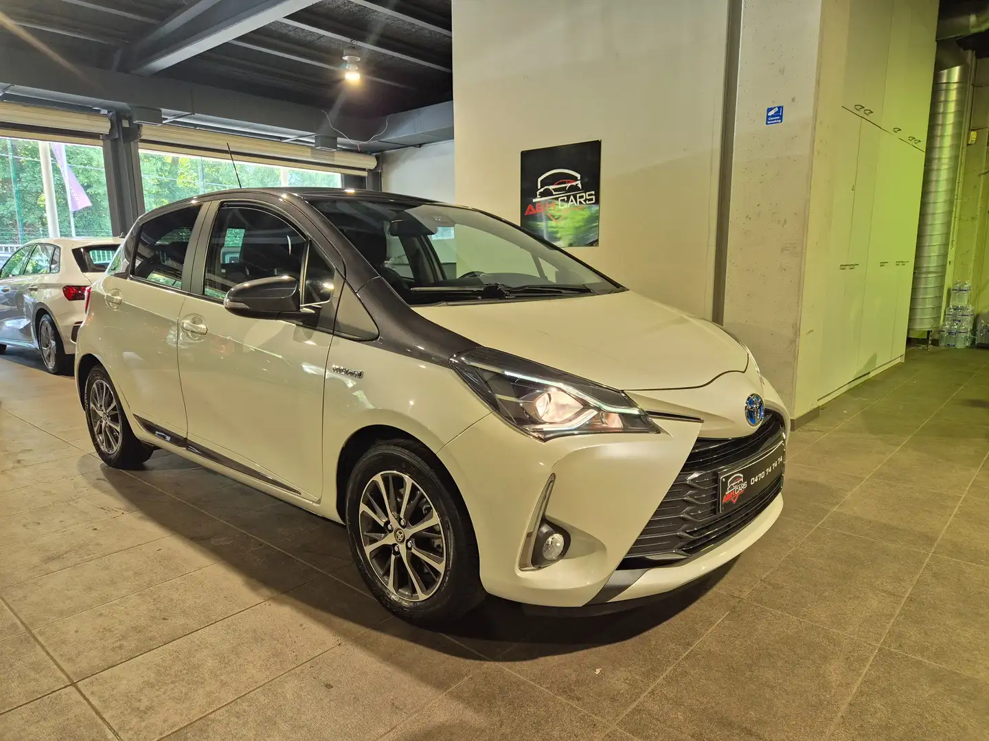 Toyota Yaris 1.5i VVT-i Hybrid Y20 E-CVT Wit - 1