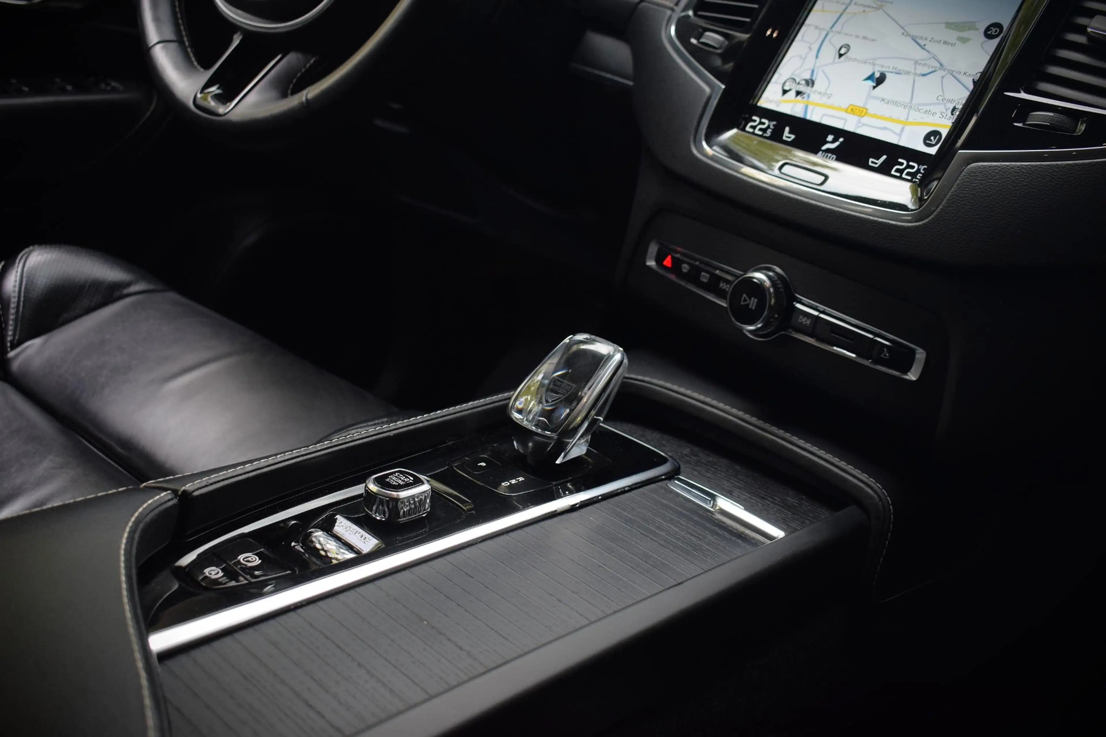 Volvo XC90 2.0 T8 Twin Engine AWD Inscription|TREKHAAK|H&K| — photo 31