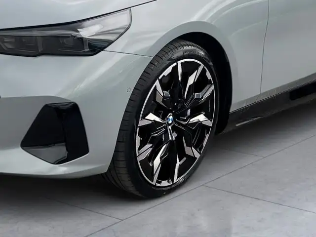 BMW i5 xDrive40 Touring Ansicht 21