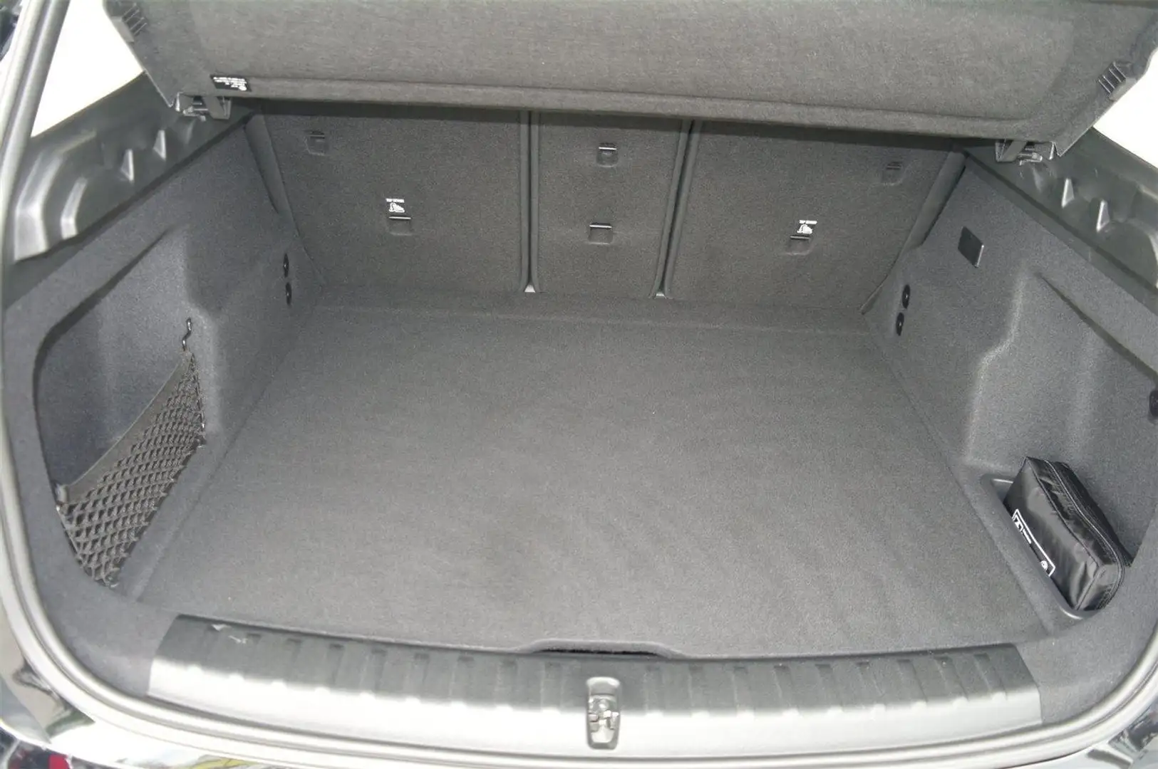 BMW iX1 eDrive20 Zwart - 2