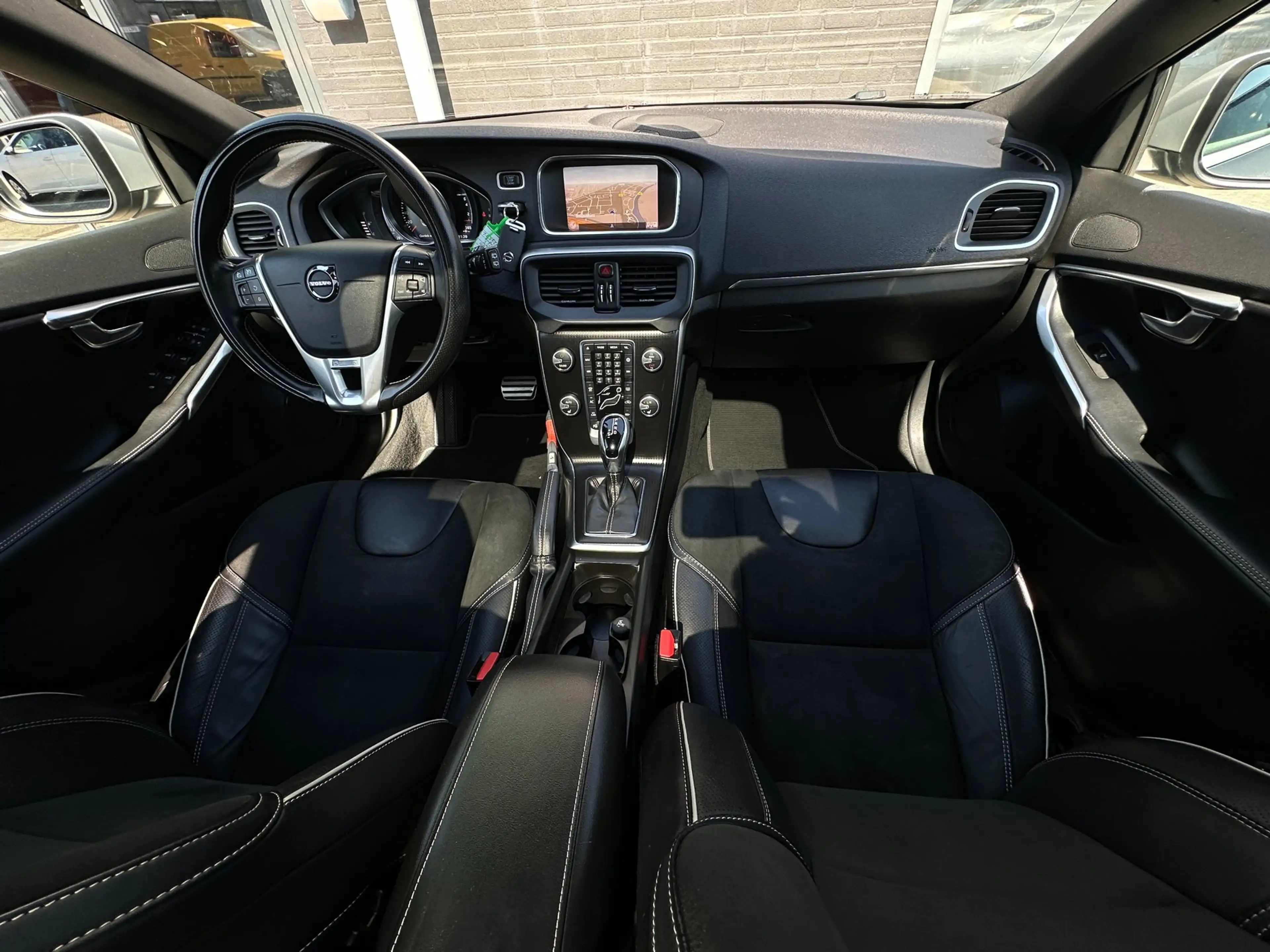 Volvo V40 1.5 T3 Polar+ Sport/1STE EIG/CAMERA/NAVI/CARPLAY/N — photo 2