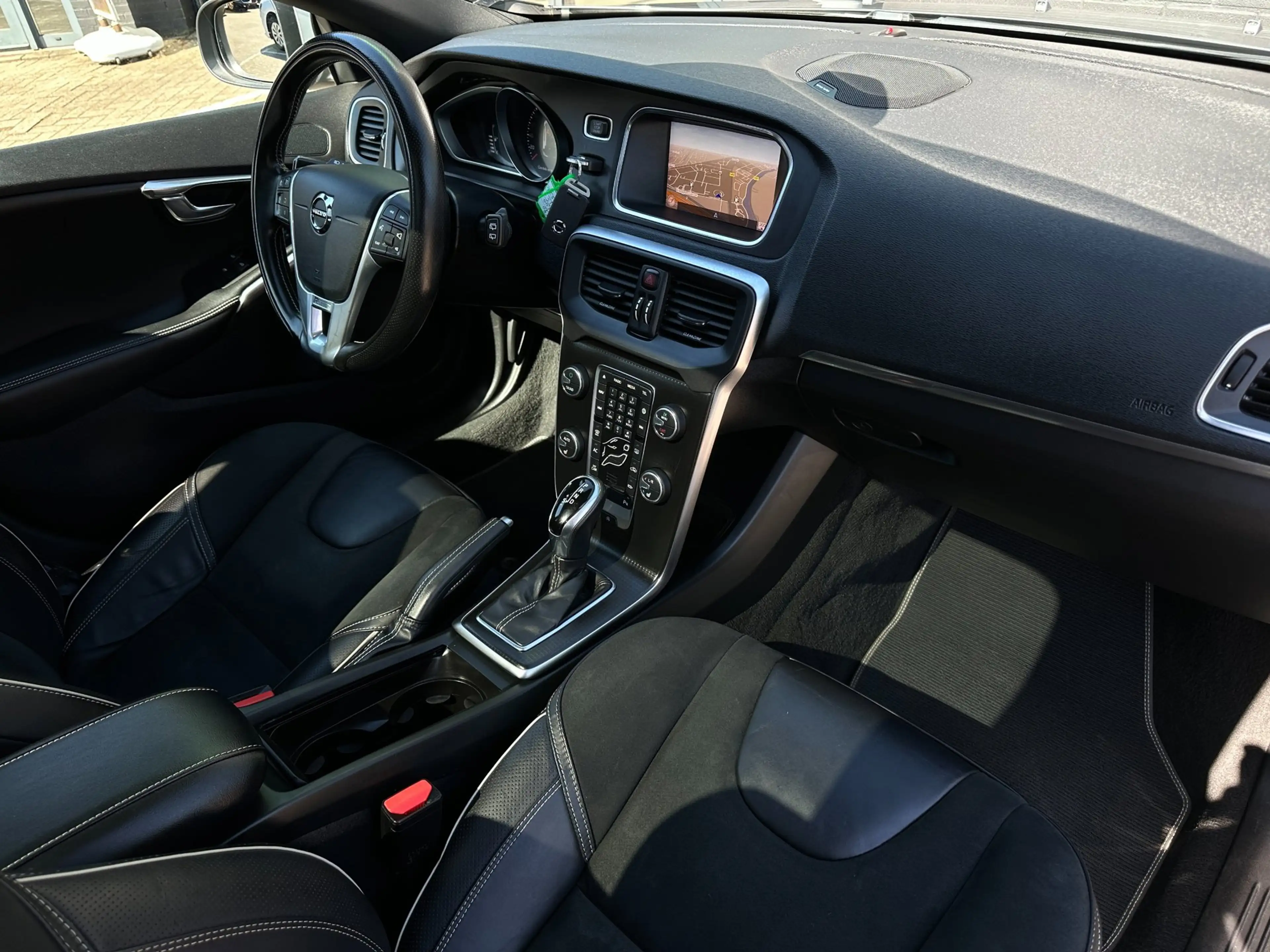 Volvo V40 1.5 T3 Polar+ Sport/1STE EIG/CAMERA/NAVI/CARPLAY/N — photo 15