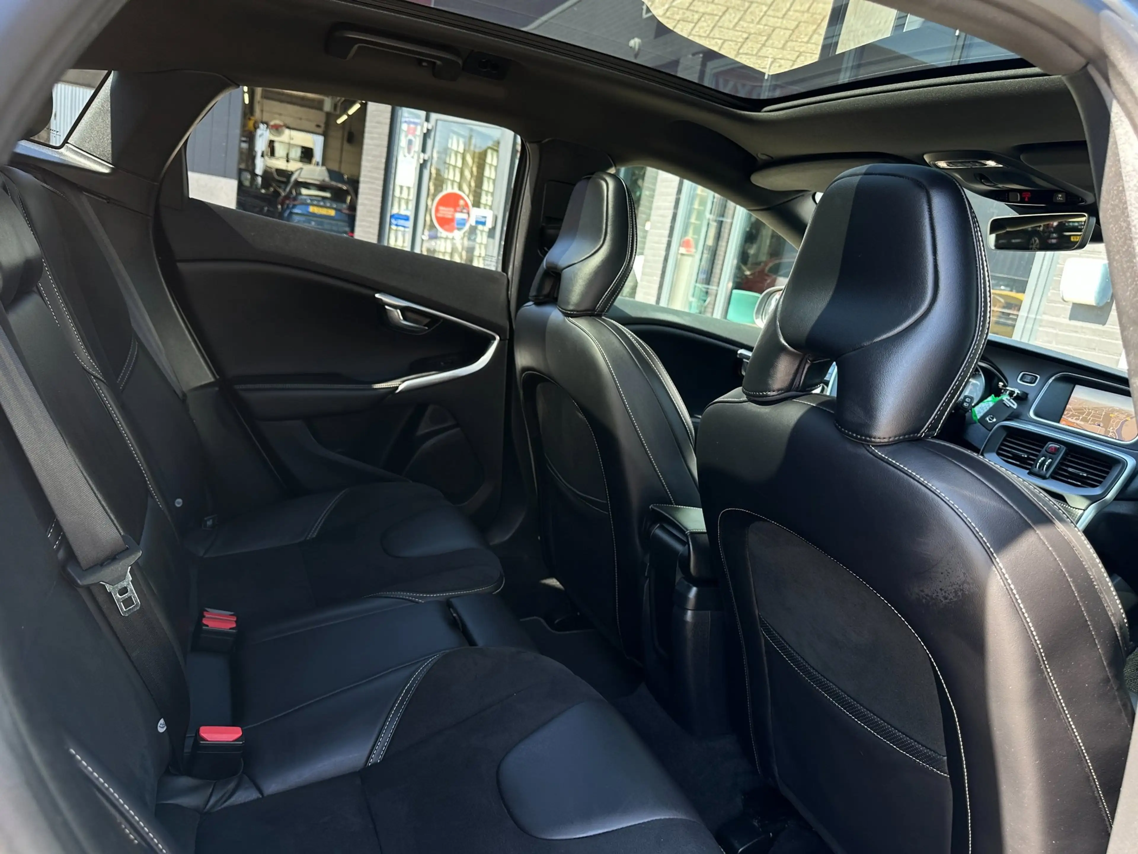 Volvo V40 1.5 T3 Polar+ Sport/1STE EIG/CAMERA/NAVI/CARPLAY/N — photo 18