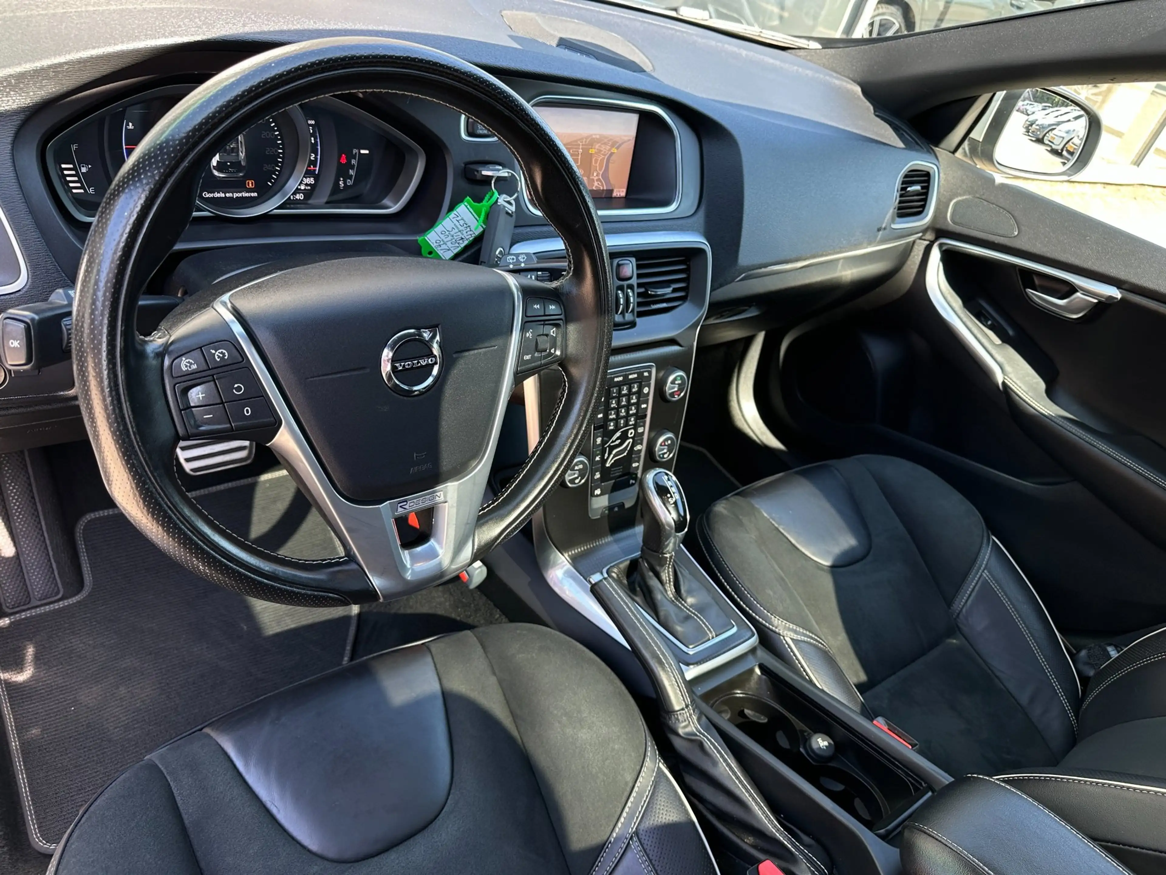 Volvo V40 1.5 T3 Polar+ Sport/1STE EIG/CAMERA/NAVI/CARPLAY/N — photo 4
