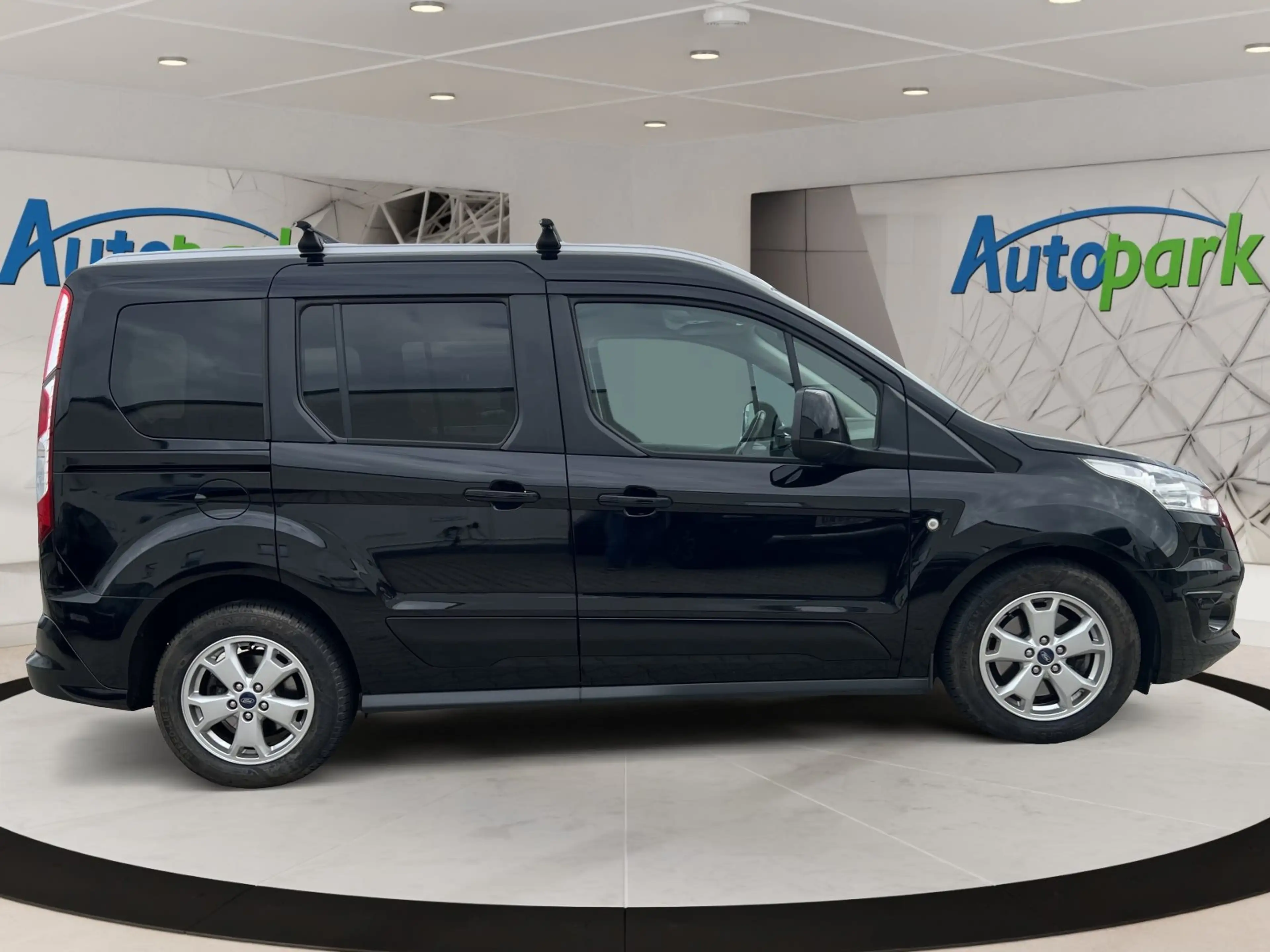 Ford Tourneo Connect Titanium 1,5 TDCi L1 — photo 4