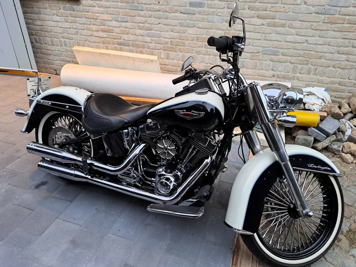 Harley-Davidson Deluxe - 1