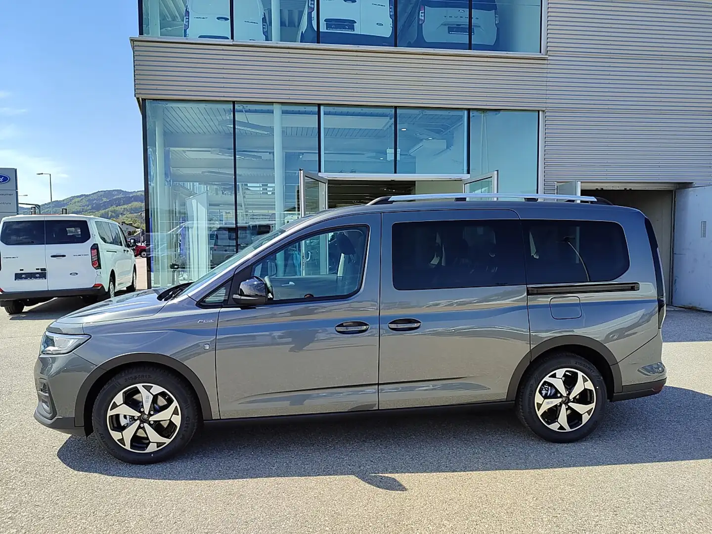 Ford Grand Tourneo Connect 2,0 EcoBlue L2 AWD Active Grau - 2