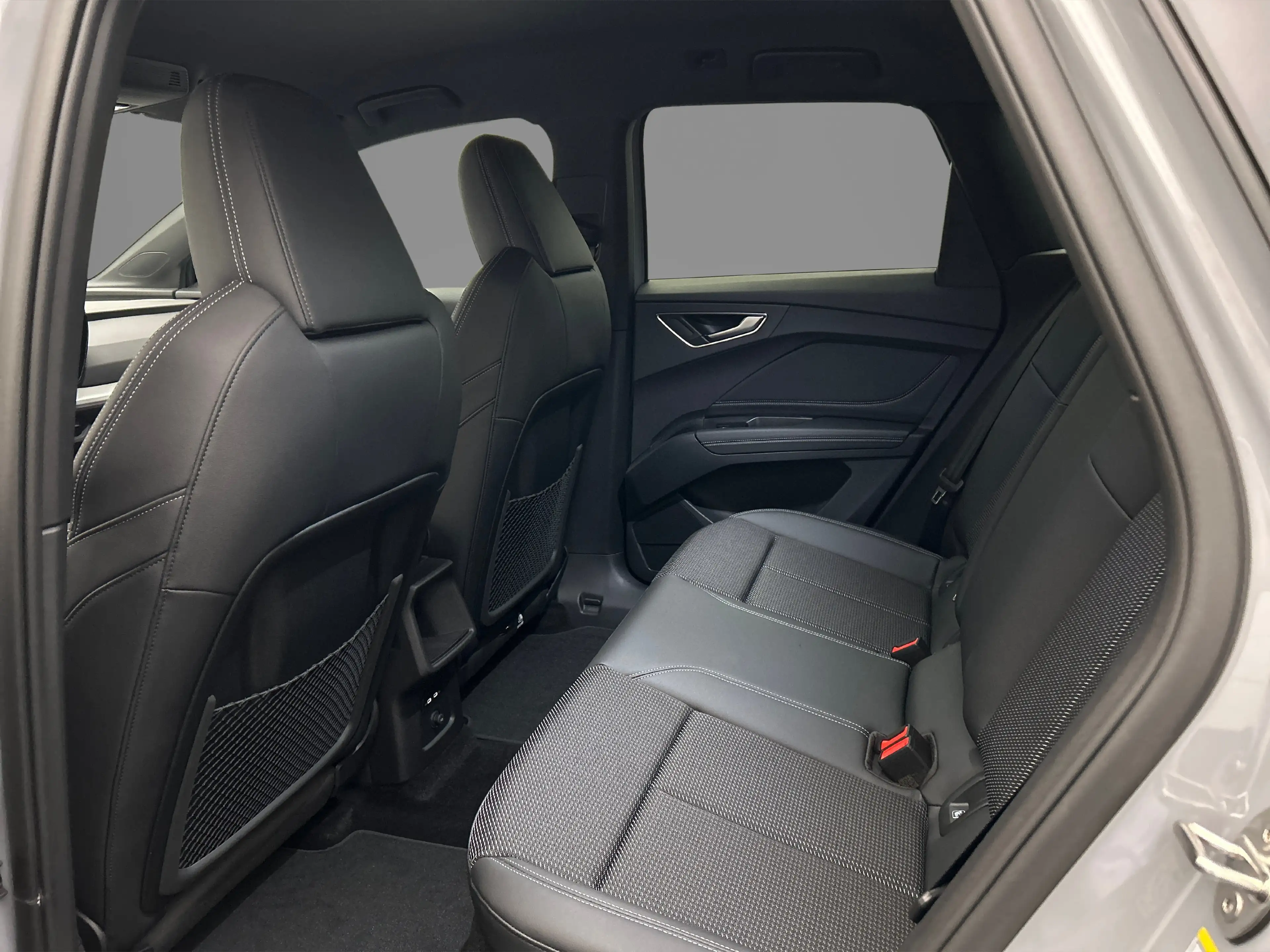 Audi Q4 e-tron e-tron performance 286pk S edition — photo 11