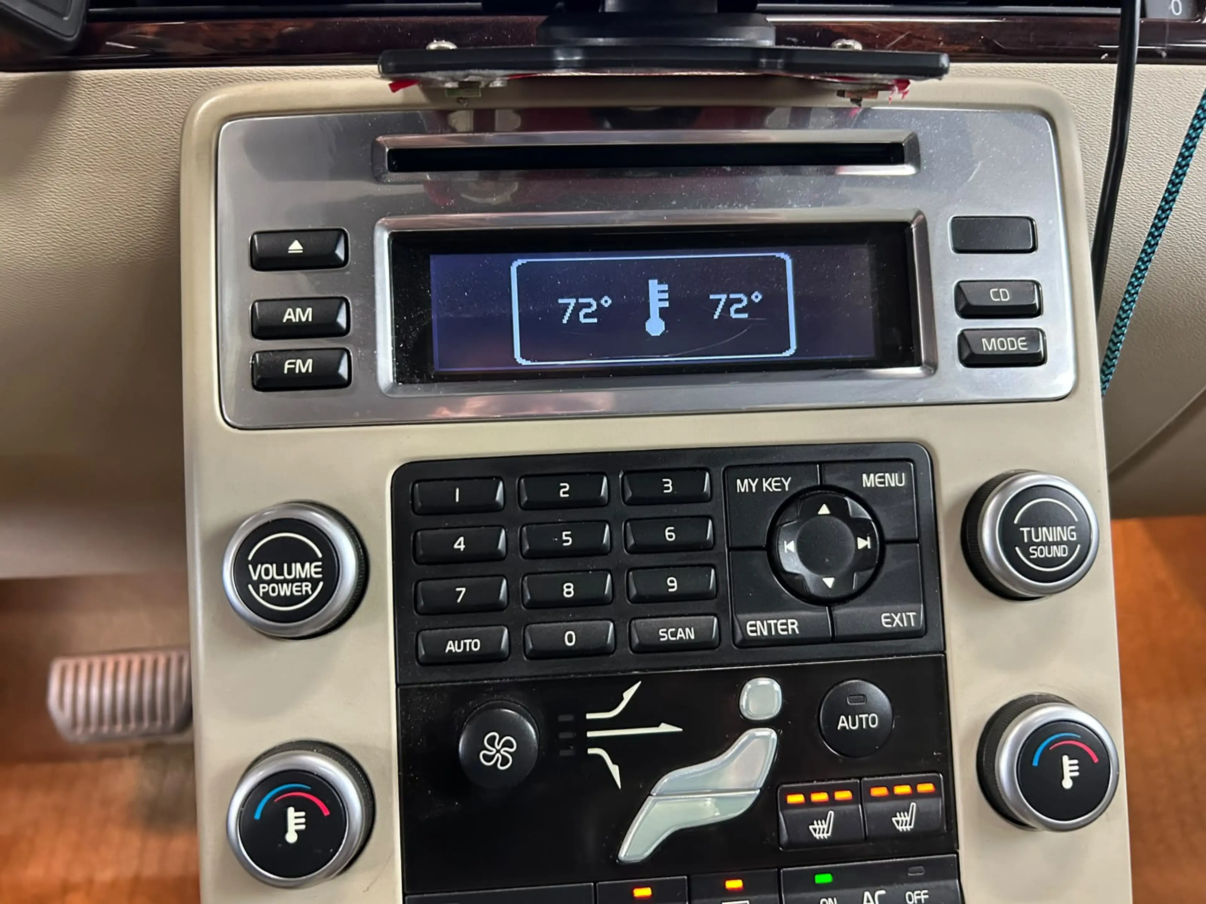 Volvo XC70 3.2 Summum + LEDER + STOELVERWARMING — photo 13