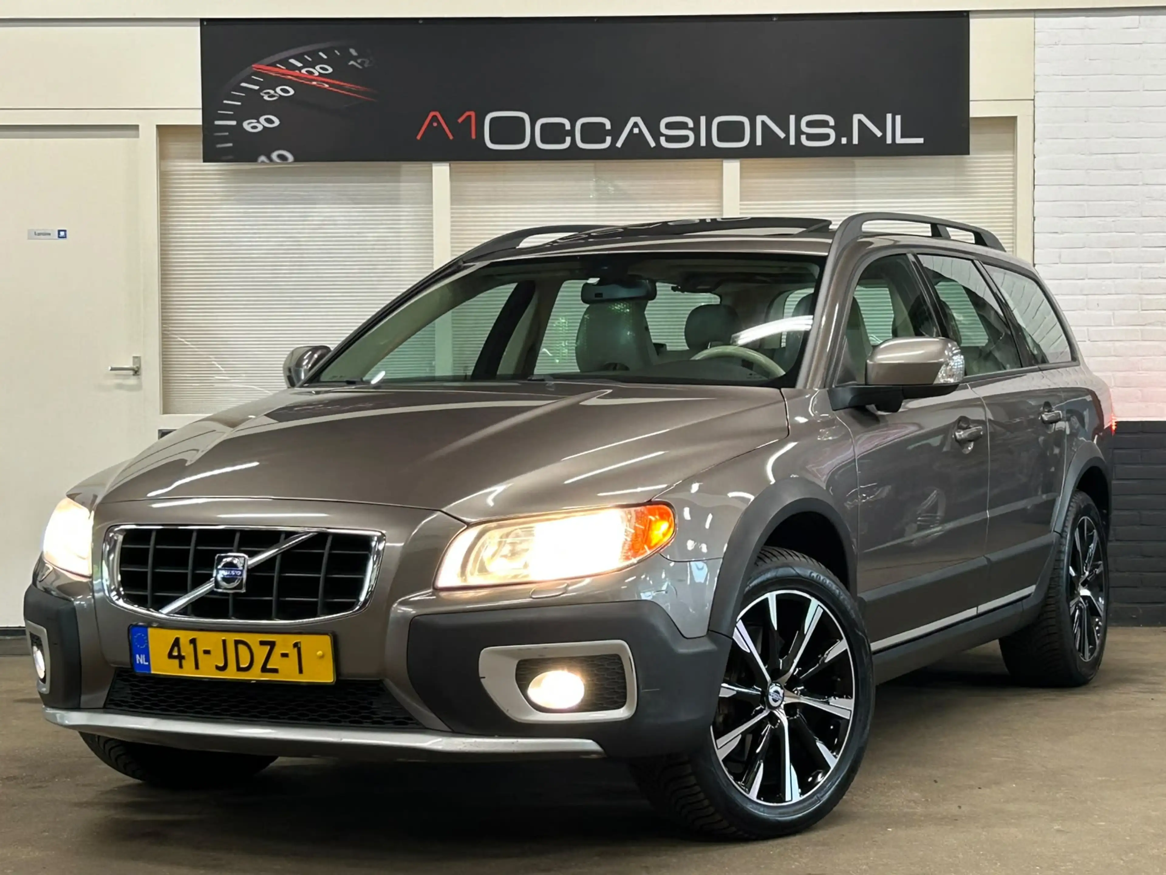 Volvo XC70 3.2 Summum + LEDER + STOELVERWARMING — photo 2