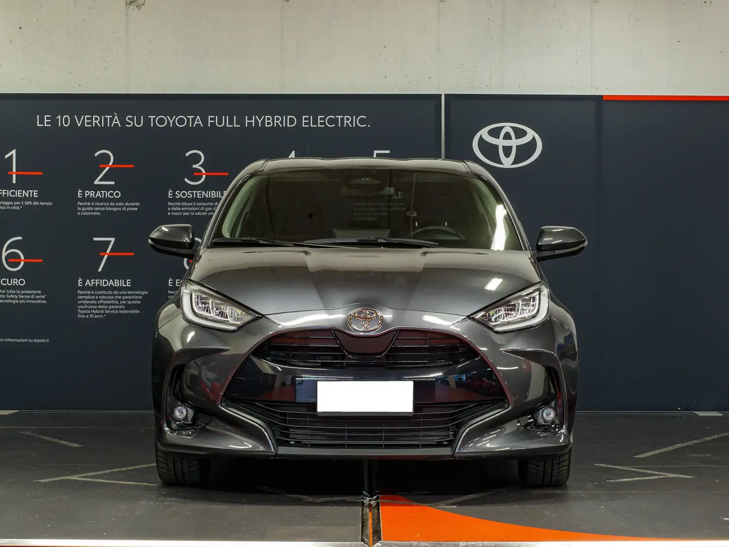 Toyota Yaris Yaris 1.5h 115 cv Trend Grau - 2