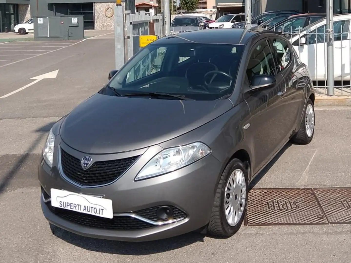 Lancia Ypsilon Ypsilon 1.2 Gold 69cv neopatentati Grigio - 1