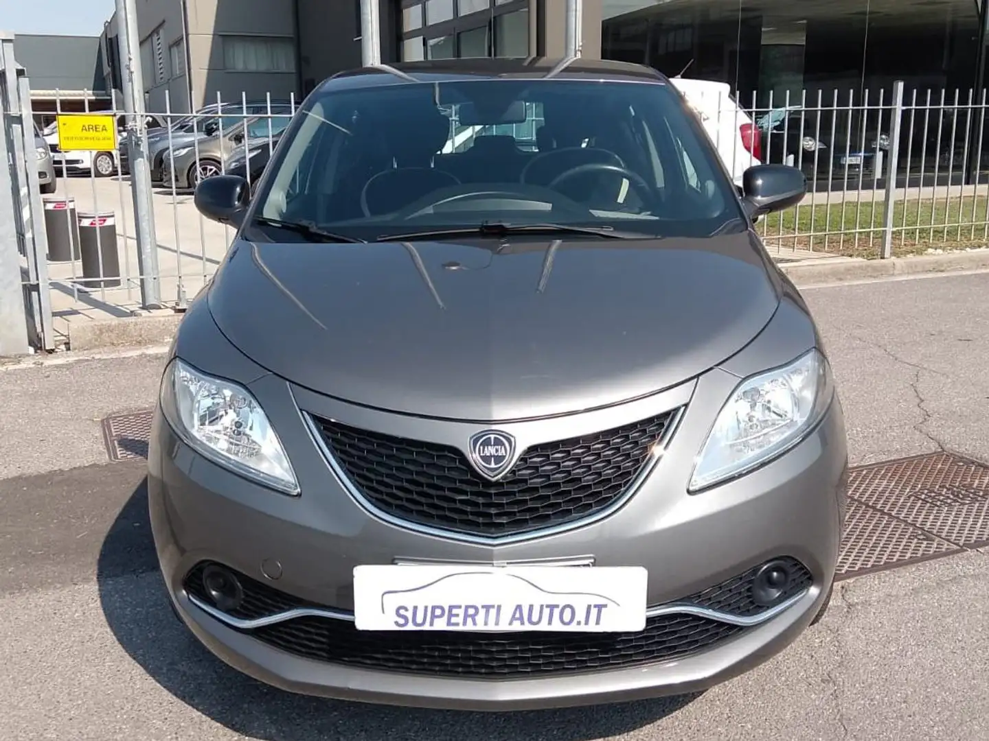 Lancia Ypsilon Ypsilon 1.2 Gold 69cv neopatentati Grigio - 2