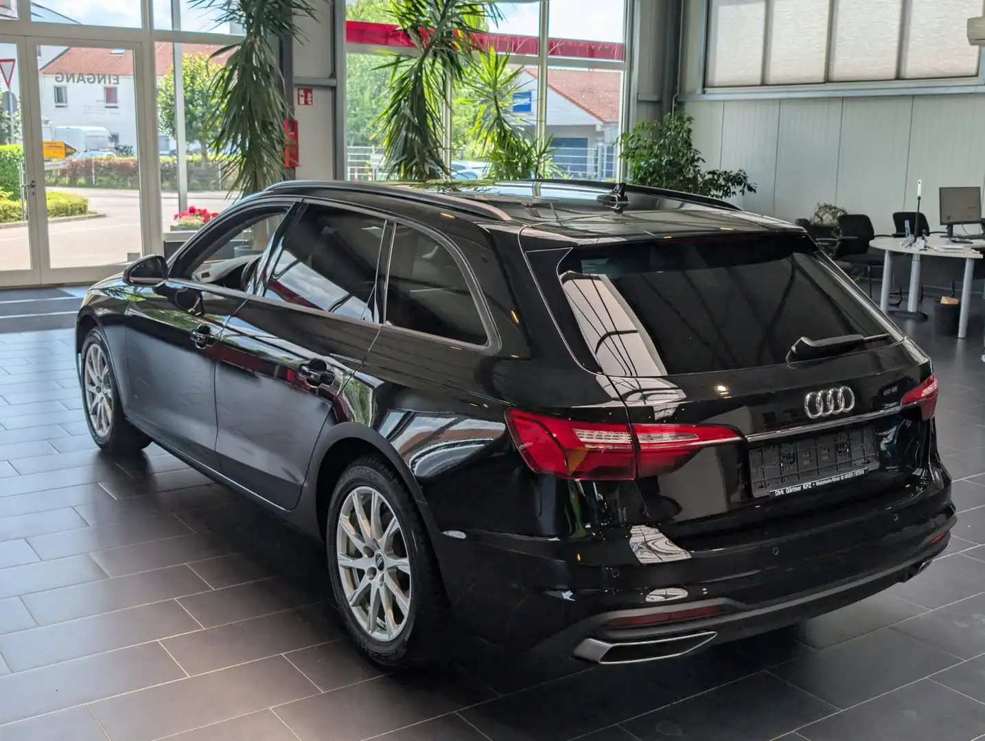 Audi A4 Avant 35 TFSI S tronic Navi PDC 1.Hand Schwarz - 2