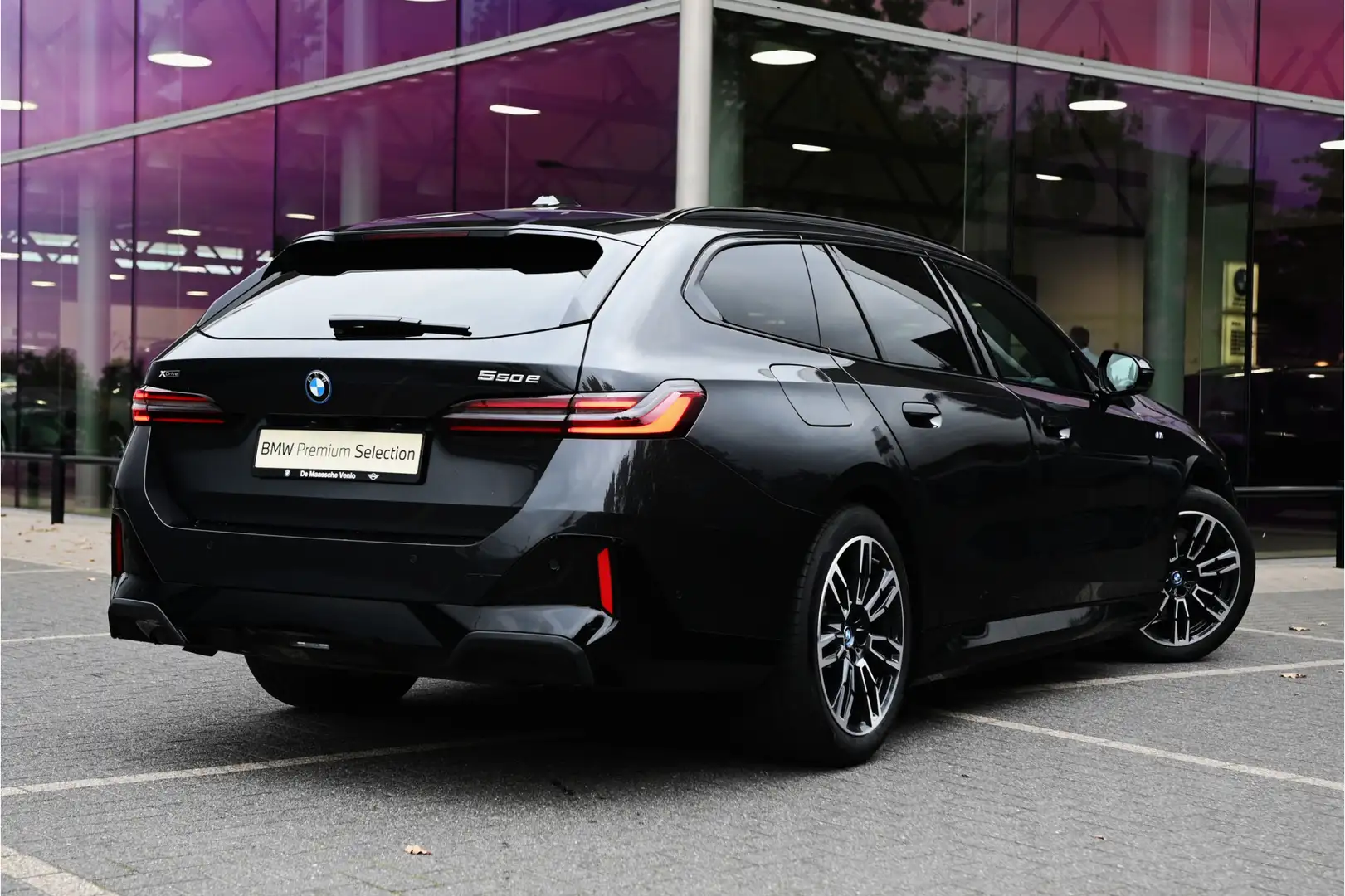 BMW 550 5 Serie Touring 550e xDrive M Sport Automaat / Pan Gris - 2