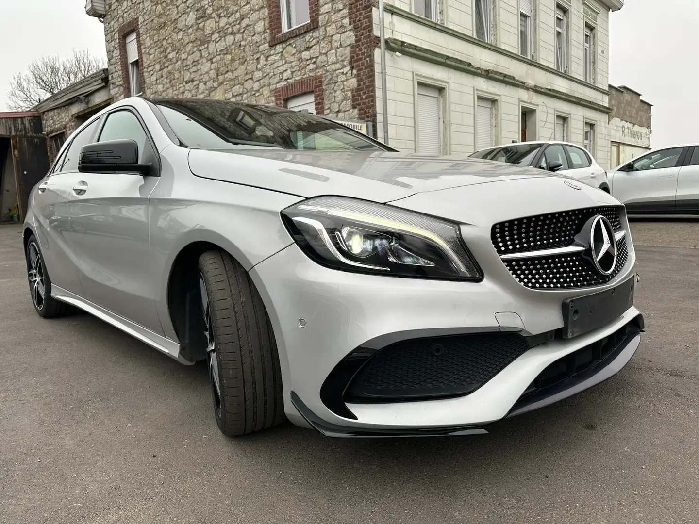 Mercedes-Benz A 180 AMG line Gris - 1