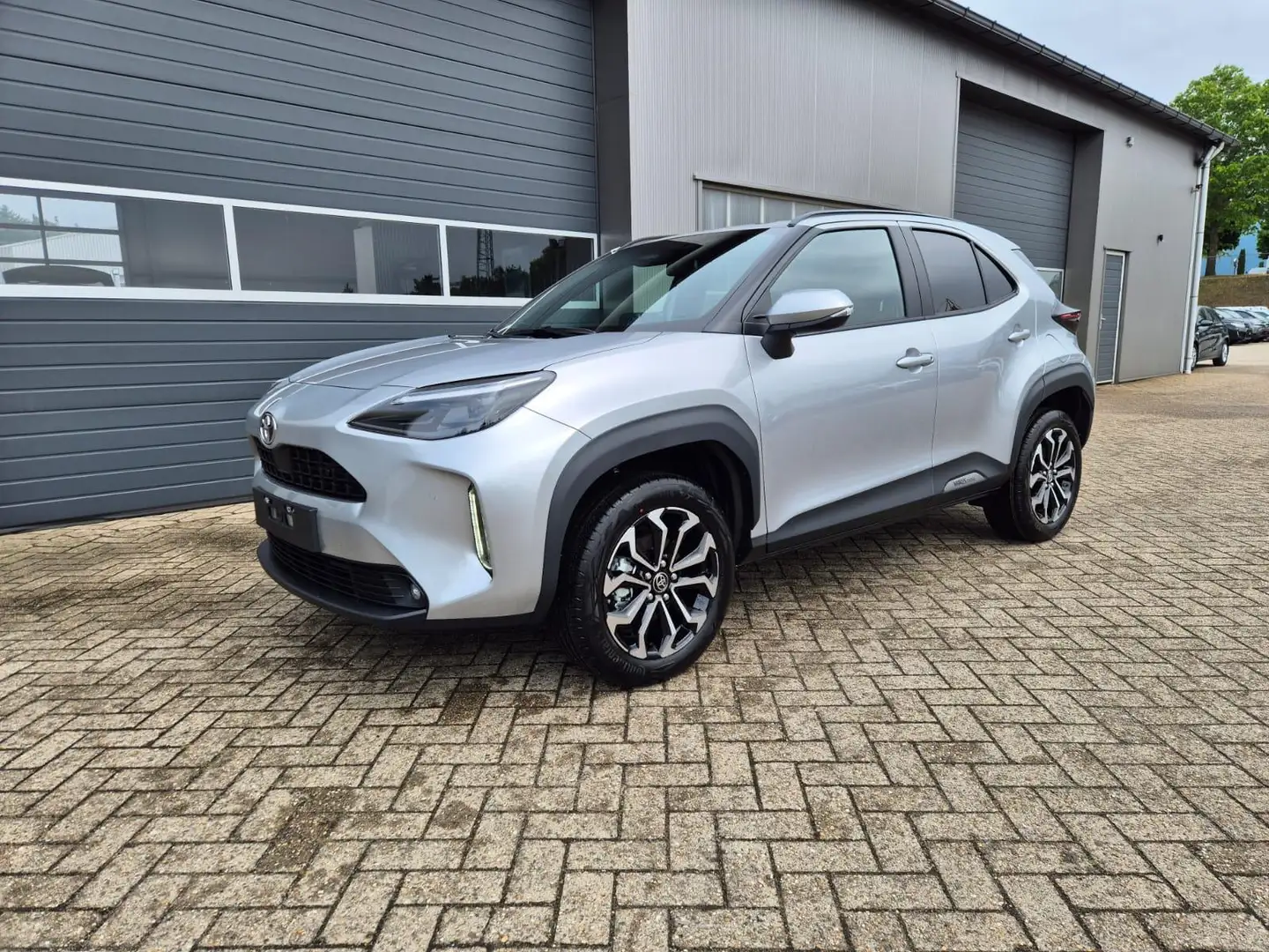 Toyota Yaris Cross 1.5VVT-iE 130PS Automatik Teamplayer Klimaau Silber - 1