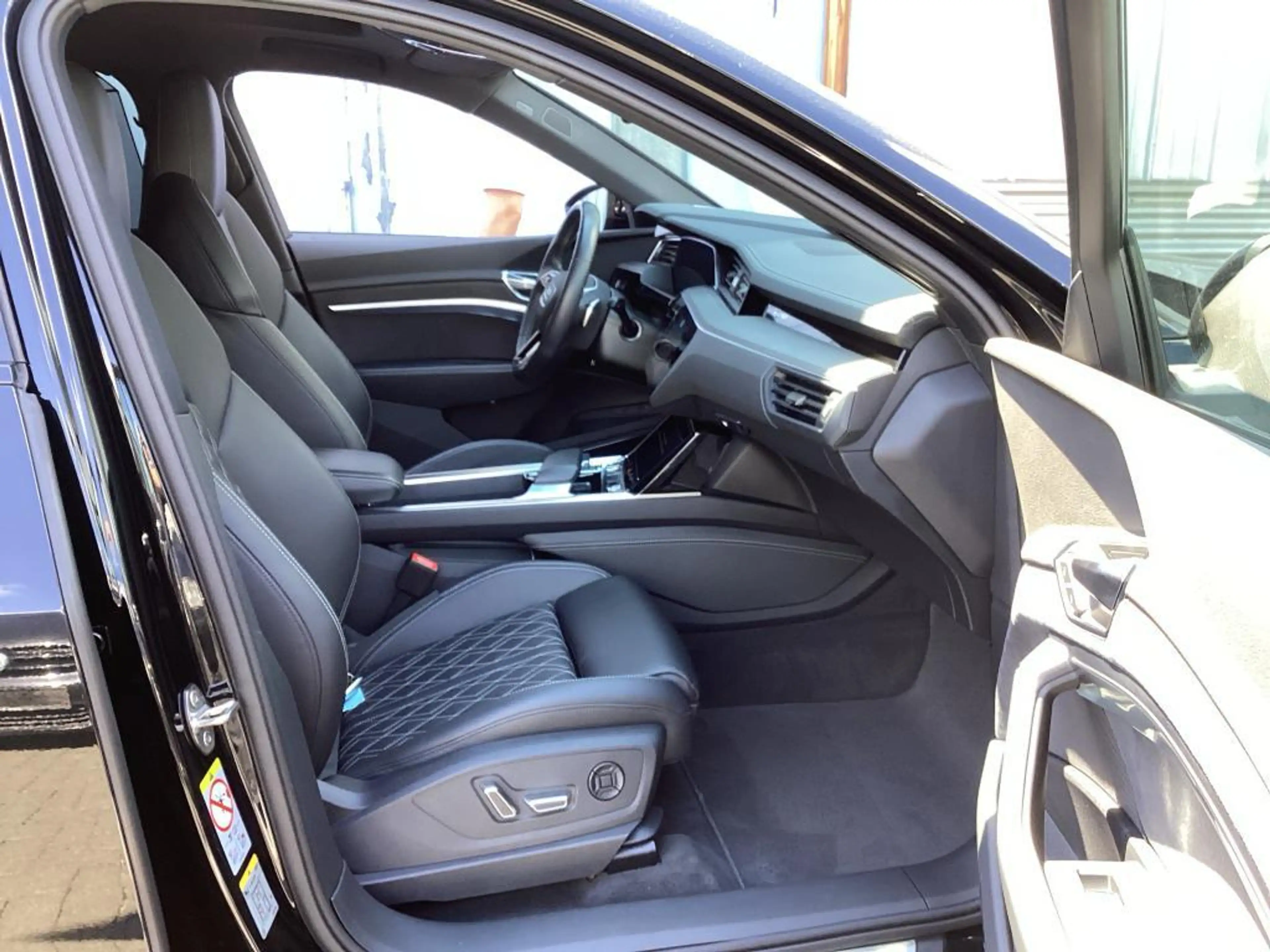 Audi e-tron S ACC AHK HuD PANO S-SITZE 360° B&O 22Z — photo 9