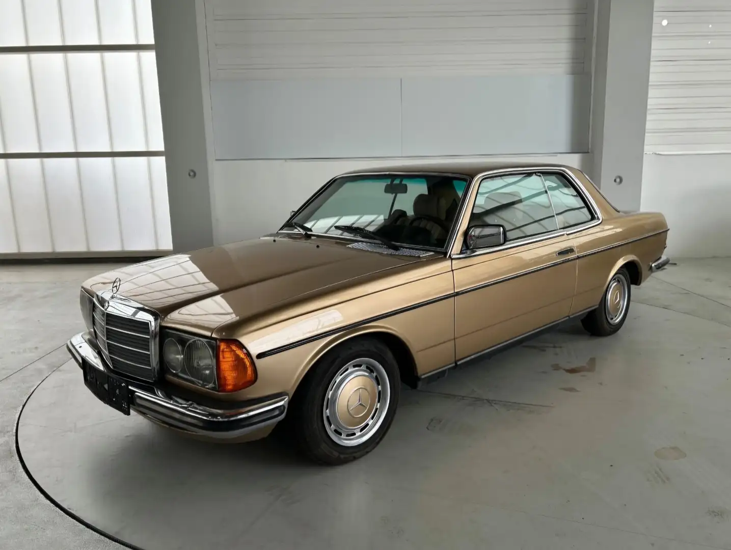 Mercedes-Benz CE 280 W123 Coupe - 1