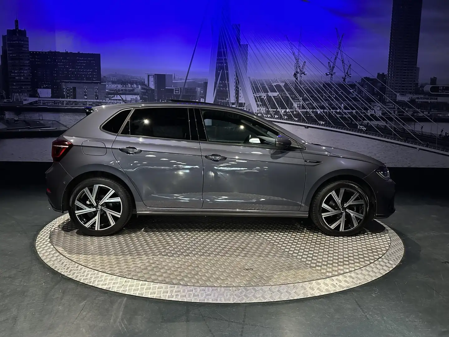 Volkswagen Polo 1.0 TSI R-Line *Beats*Pano*Camera*Navi*Appconnect* Grijs - 2