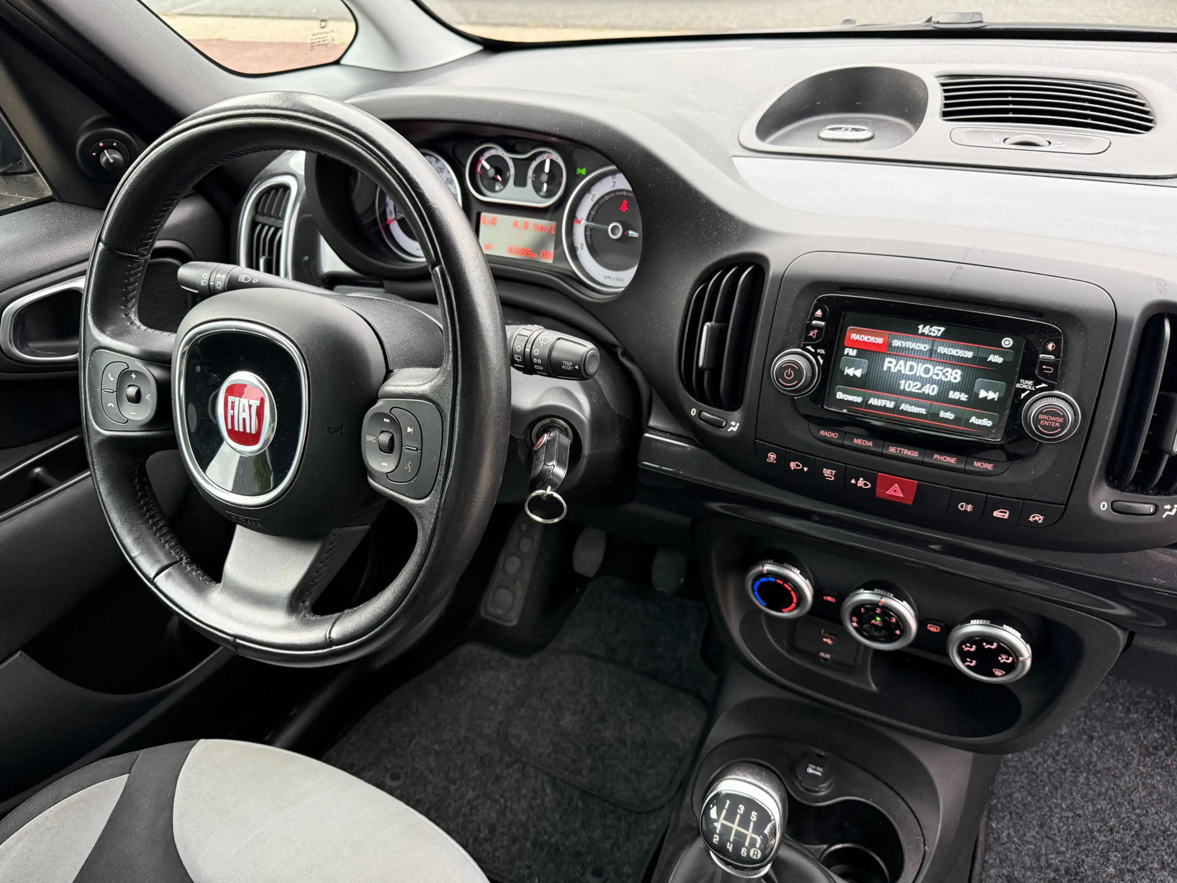 Fiat 500L 0.9 TwinAir Easy Eco 105pk, Trekhaak | U-connect — photo 3