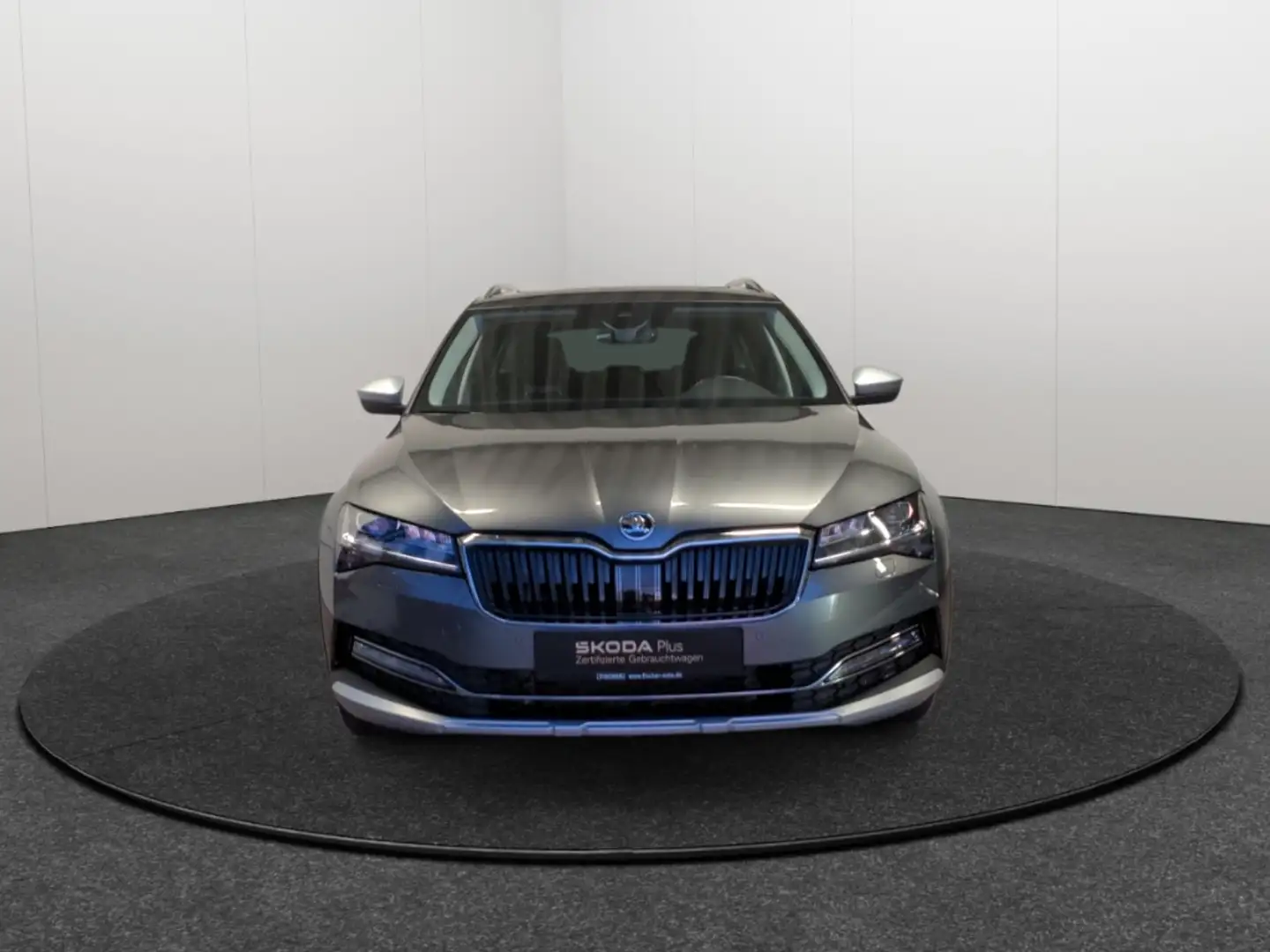 Skoda Superb Combi 2.0TDI 4x4 DSG Scout Matrix Navi AHK DCC Gris - 2