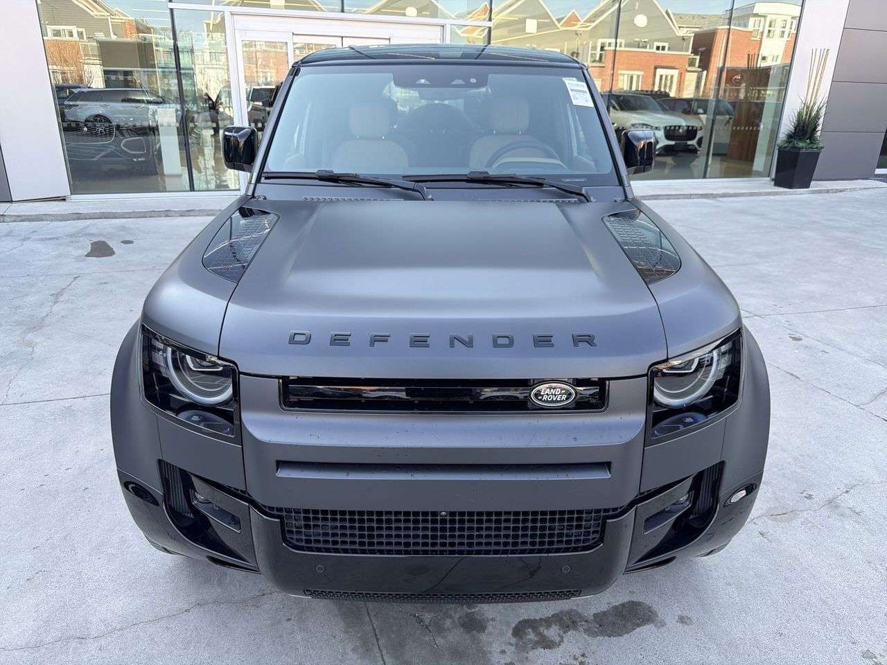 2026 Land Rover Defender 110 P525 V8 alt 3
