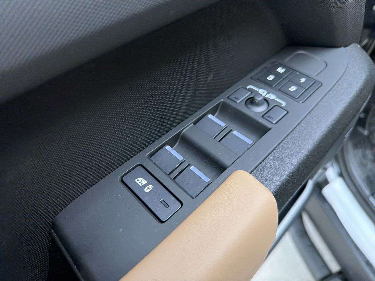 2026 Land Rover Defender 110 P525 V8 thumb 10