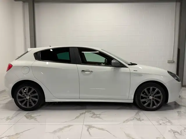 Alfa Romeo Giulietta view 3