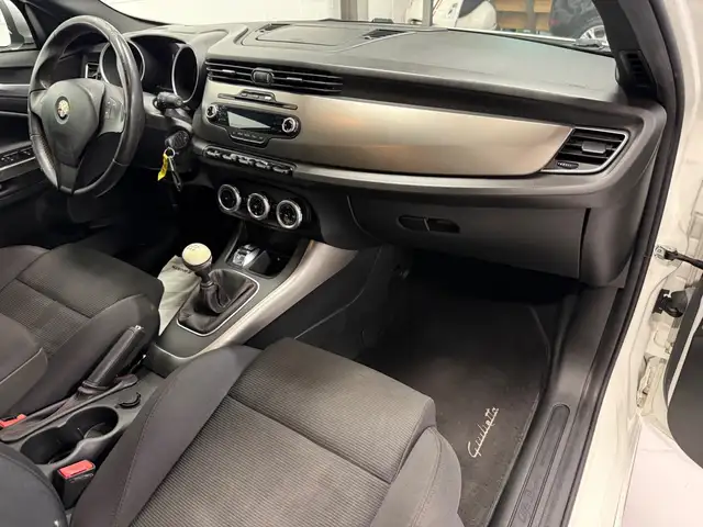 Alfa Romeo Giulietta view 13