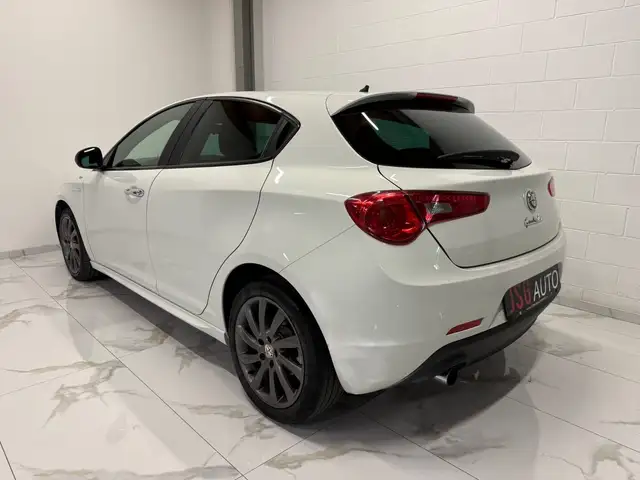 Alfa Romeo Giulietta view 4
