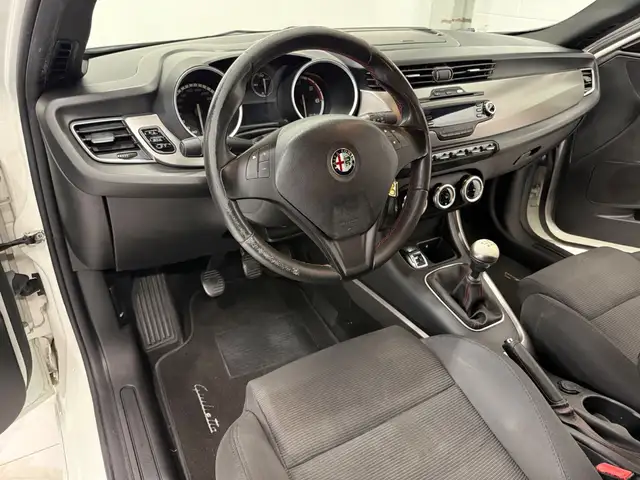 Alfa Romeo Giulietta view 7