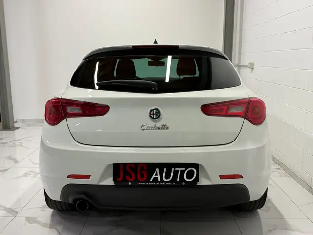 Alfa Romeo Giulietta view 5
