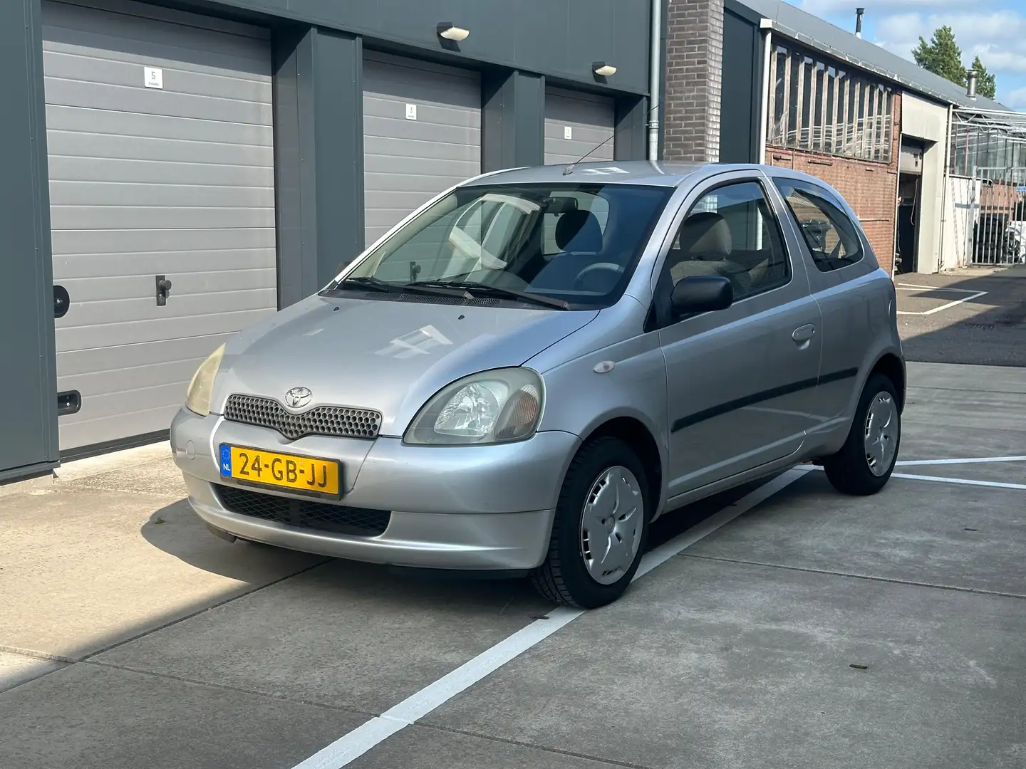 Toyota Yaris 1.0-16V VVT-i Luna Grau - 2
