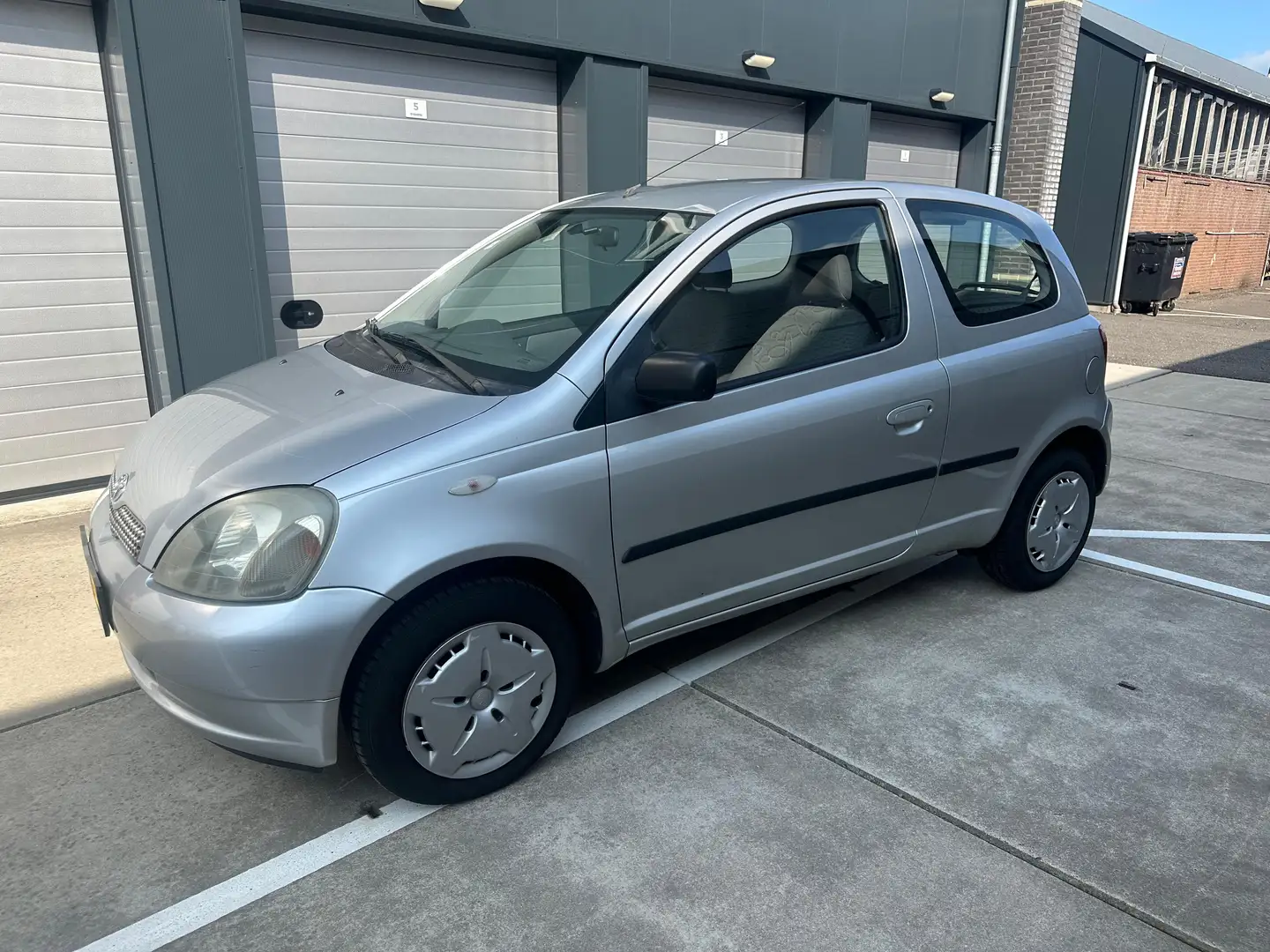 Toyota Yaris 1.0-16V VVT-i Luna Grau - 1