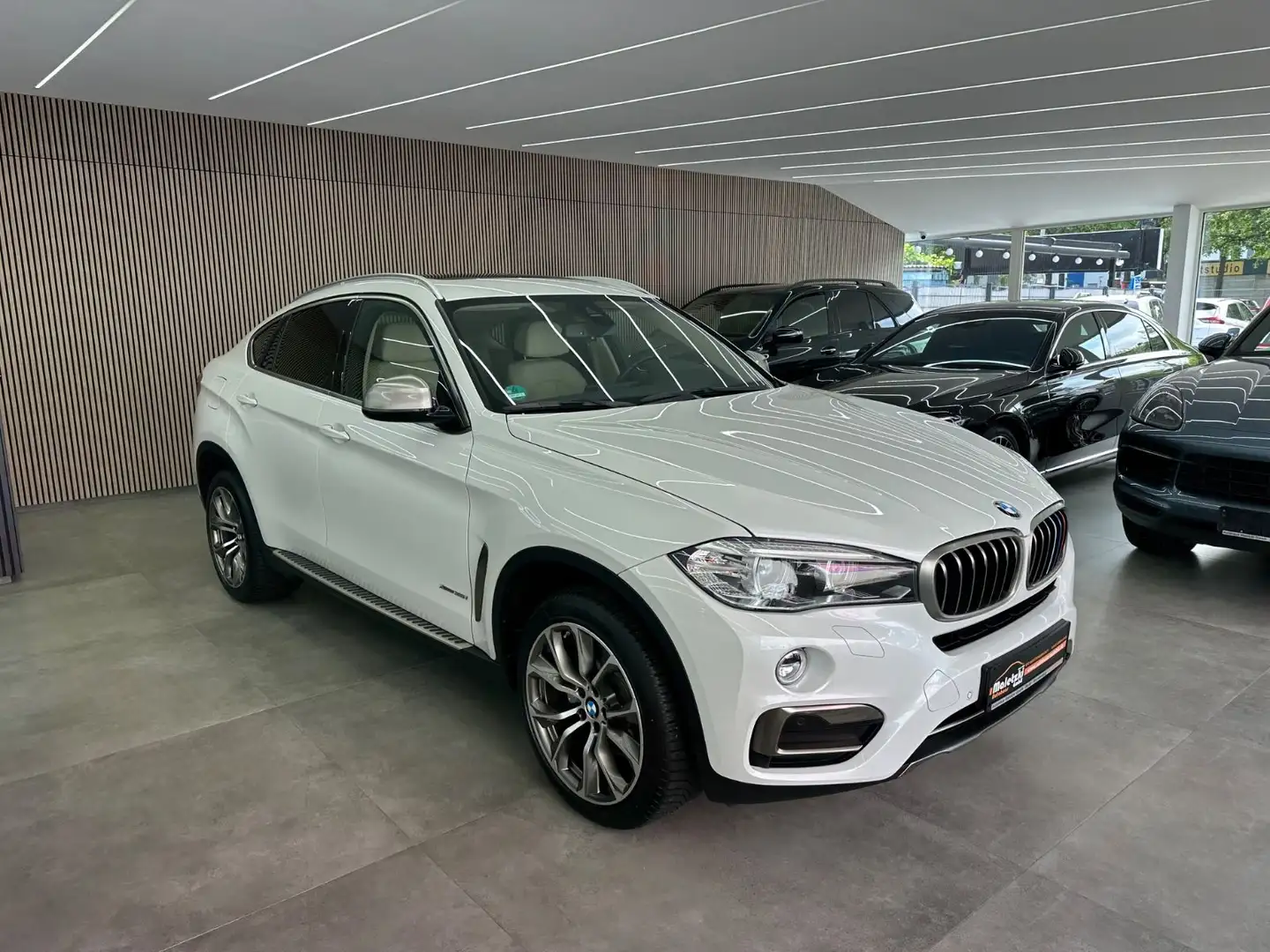 BMW X6 35i xDrive*HeadUp*StHz*Softclose*Sitzlüftung* Biały - 1