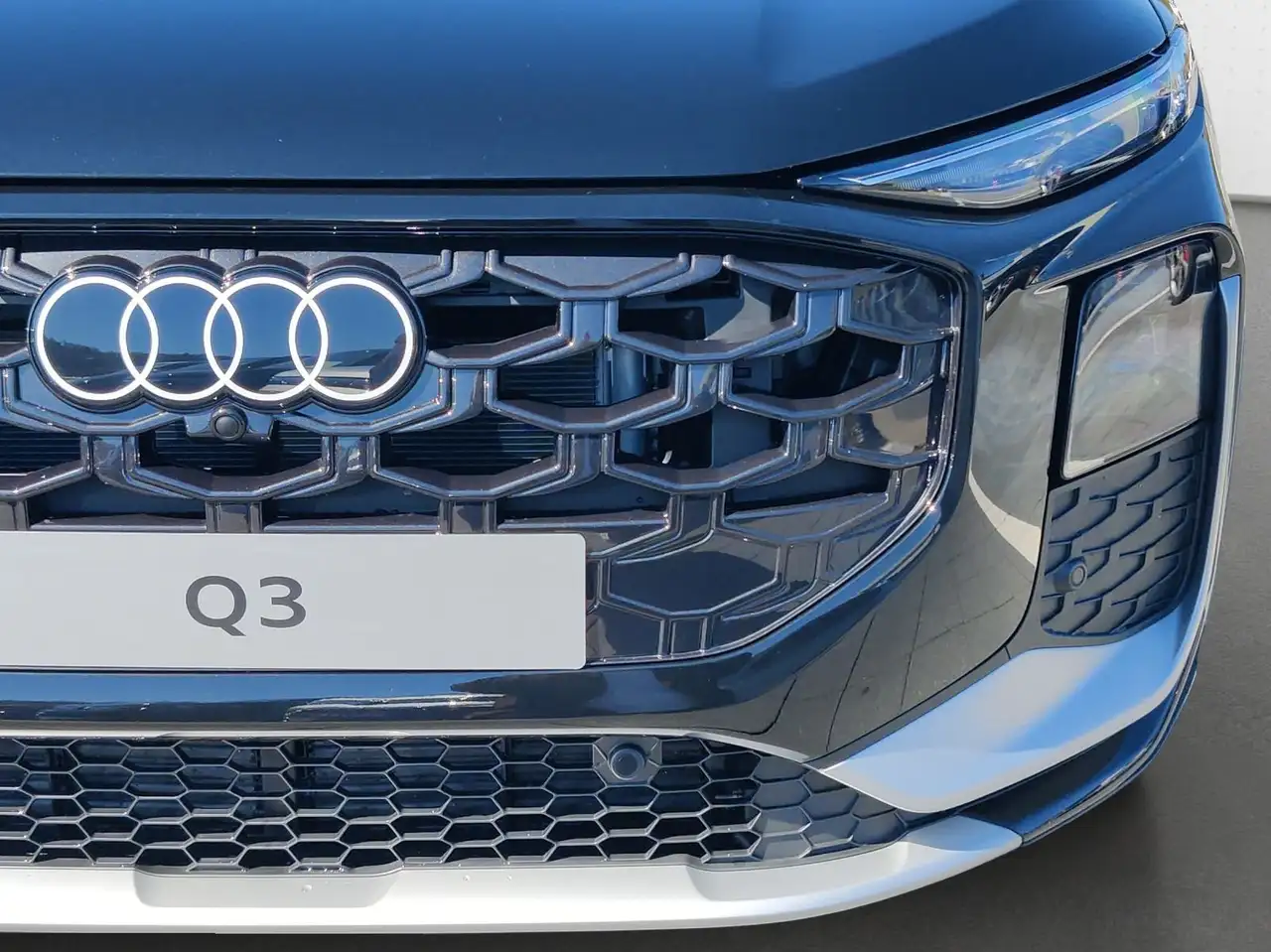 Audi Q3 TDI S line Tech+*Klima+*AHK*RFK* 12
