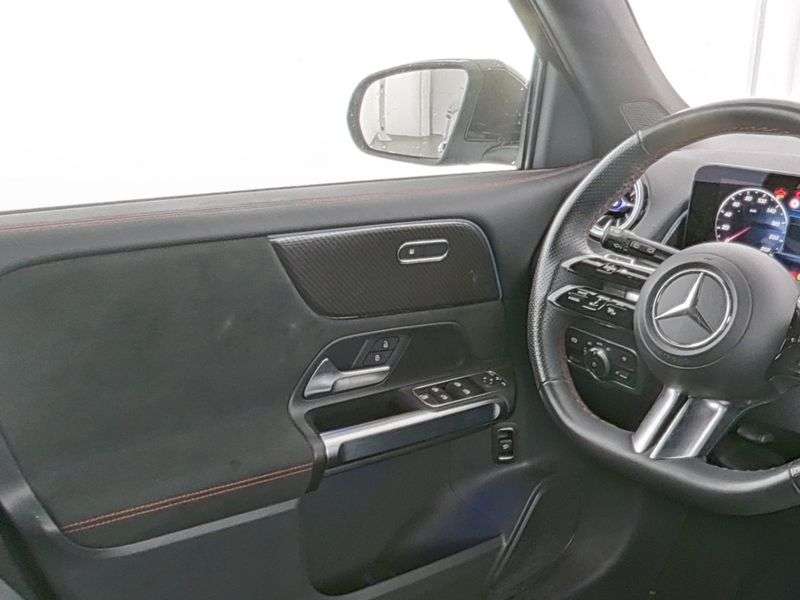 Mercedes-Benz GLB 180