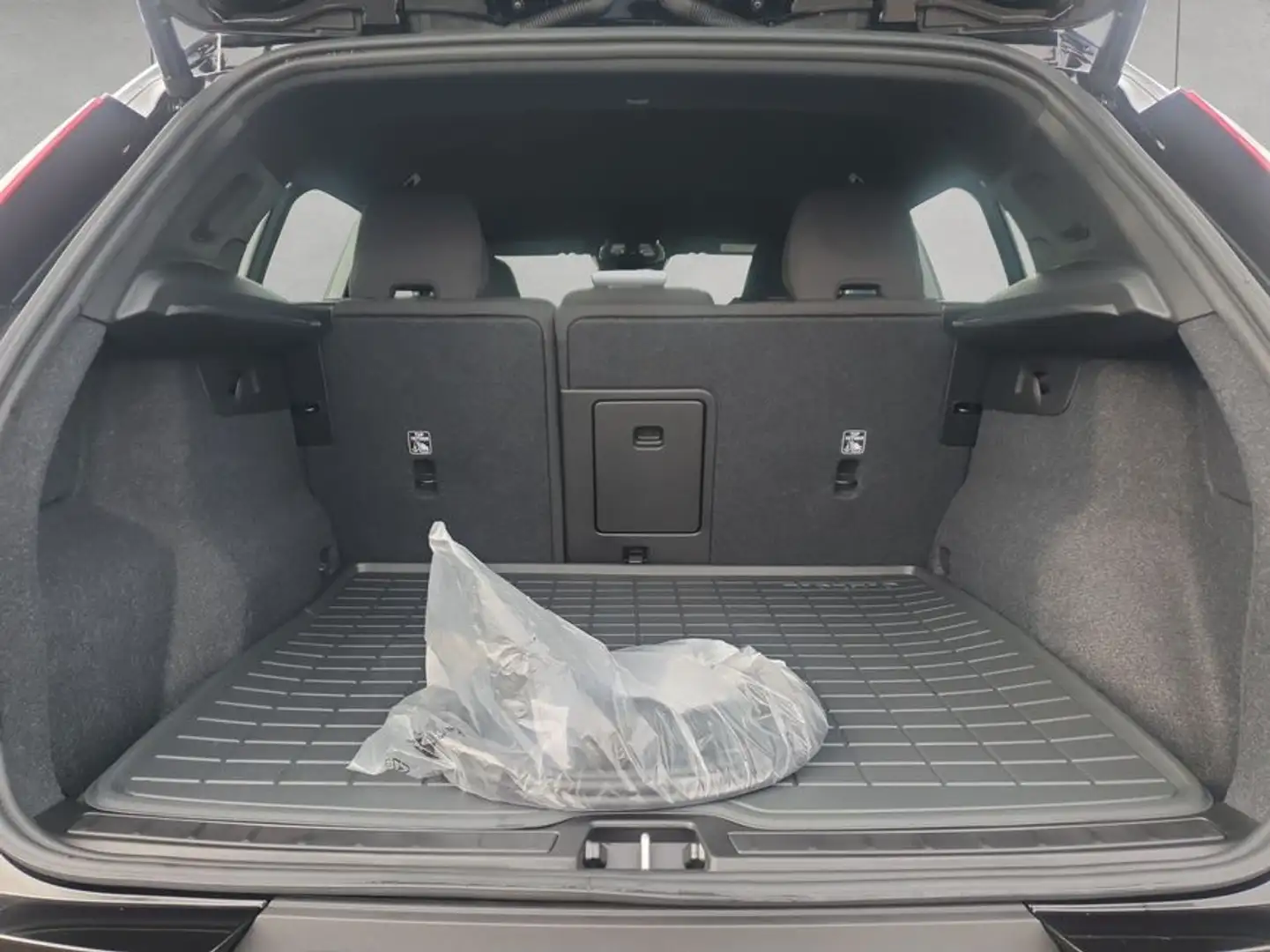 Volvo XC40 XC40 Recharge 69 kWh Single Motor RWD Plus Schwarz - 2