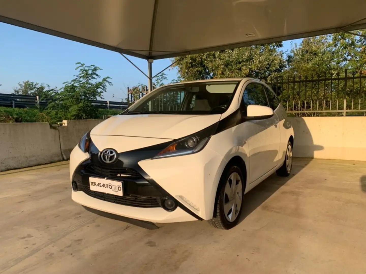 Toyota Aygo 1.0 VVT-i 69 CV 3 porte x-play OK NEOPATENTATI Wit - 1
