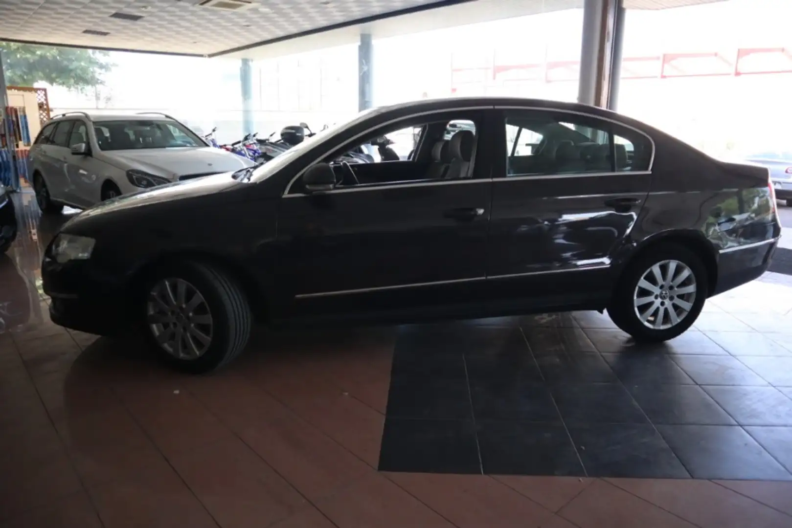 Volkswagen Passat 2.0TDI Advance DPF Negro - 2